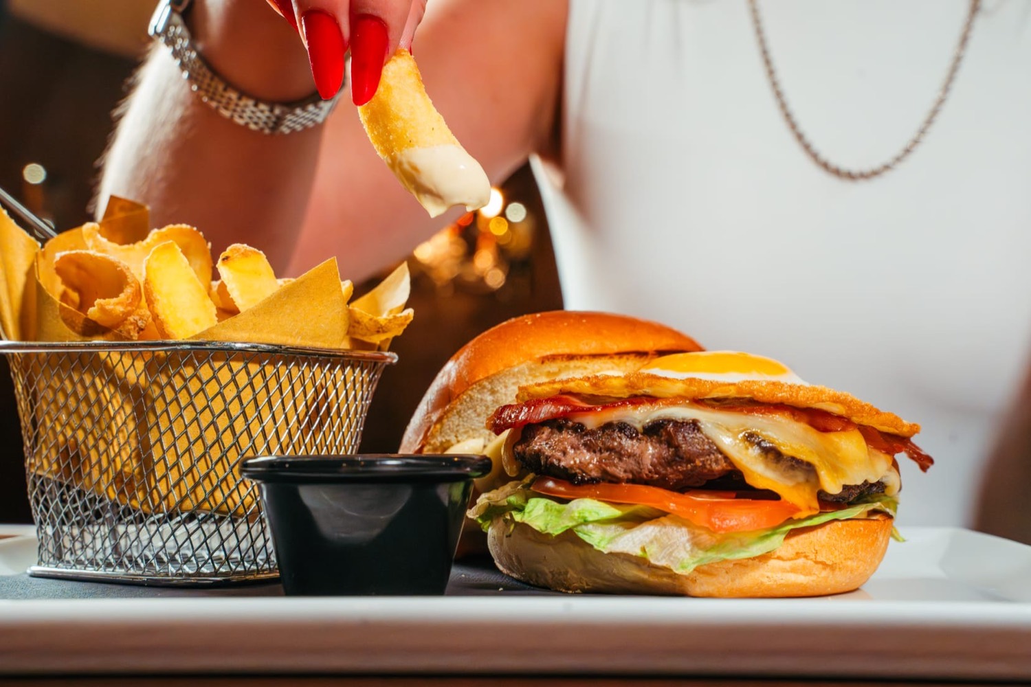 Burger con patatine ricce in cestello — Domas Steakhouse Torvaianica