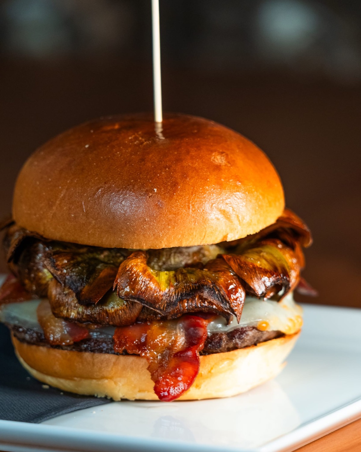 Hamburger Domas su bun brioche, bacon e formaggio — Domas Steakhouse