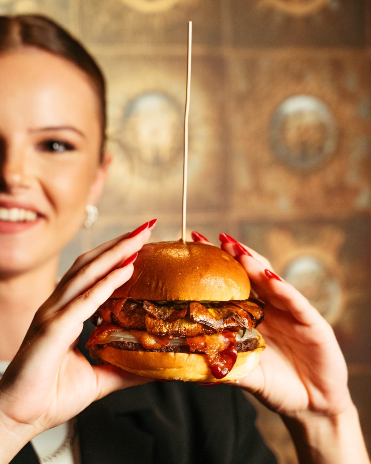 Cliente con hamburger Domas Pub, atmosfera pub Torvaianica — birre e carne