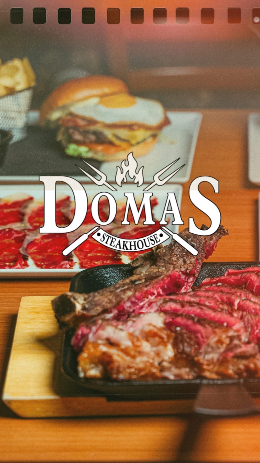 Spread di piatti con logo Domas Steakhouse — identità del locale