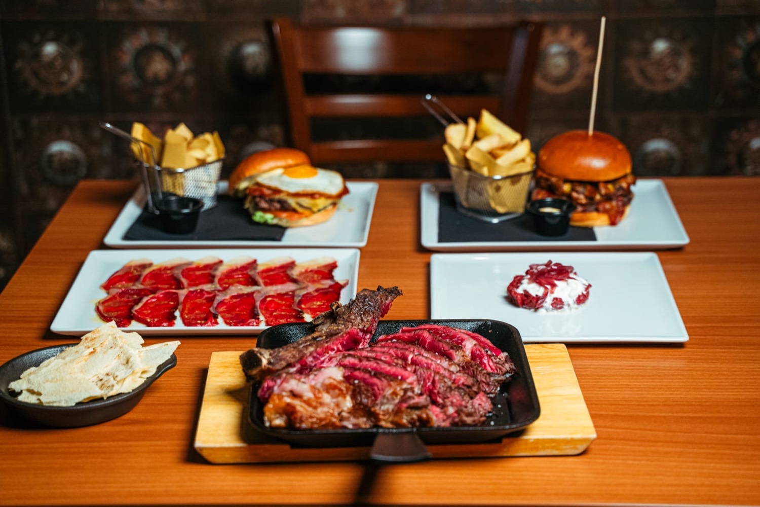 Tavola completa Domas: burger, tagliata, carpaccio, patatine — Torvaianica