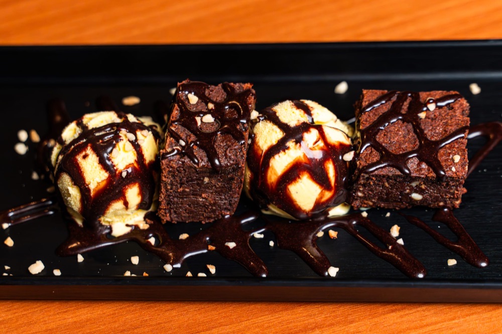 Brownie al cioccolato con gelato alla vaniglia, dessert Domas