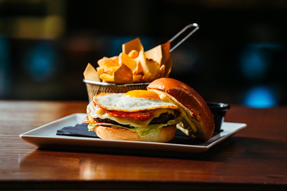 Burger con uovo e patatine nel cestello, Domas Steakhouse