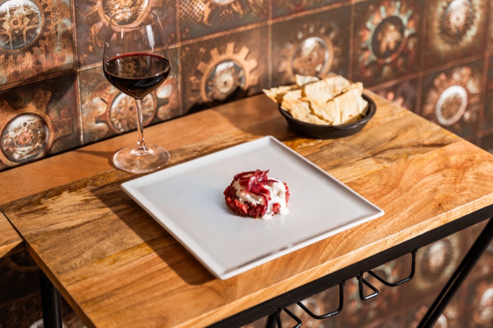 Tartare di manzo con radicchio, calice di rosso, Domas Steakhouse Torvaianica