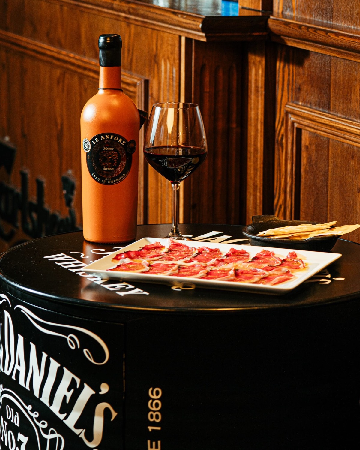 Carpaccio di manzo e vino Le Anfore su botte Jack Daniel's — tavolo Domas Torvaianica
