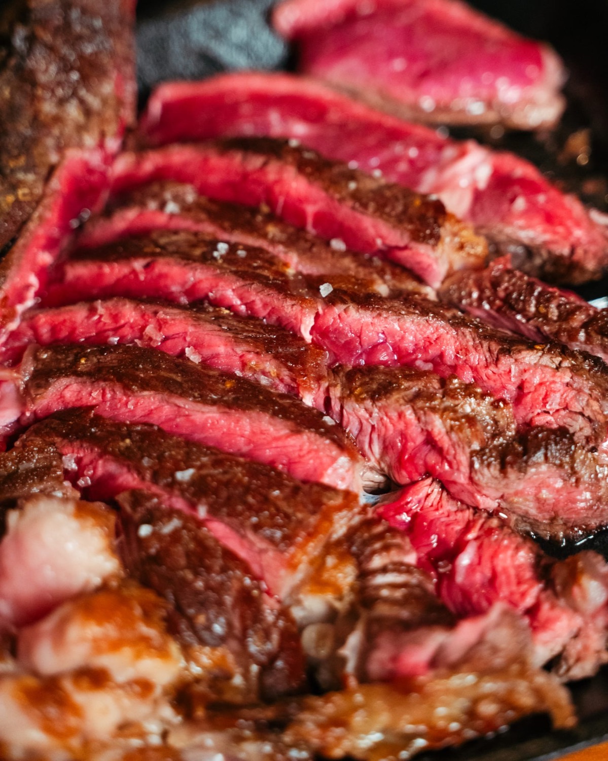 Tagliata di manzo a fette, crosta dorata e sale in scaglie — Domas Steakhouse Torvaianica